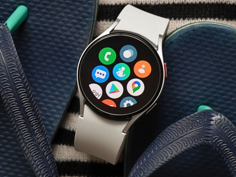 Samsung Galaxy Watch zwischen Badelatschen.