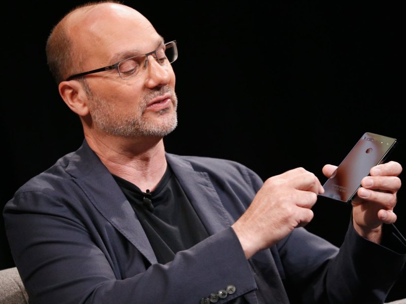 Android-Erfinder Andy Rubin hält auf einer Bühne ein Smartphone in der Hand.