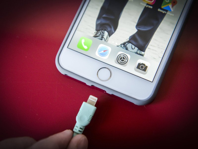 Ein Lightning-Kabel wird an ein iPhone angeschlossen.