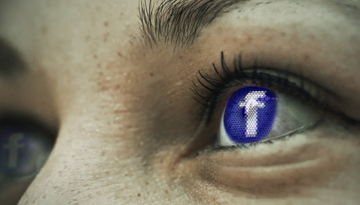 Facebook-Logo im Auge eines Menschen