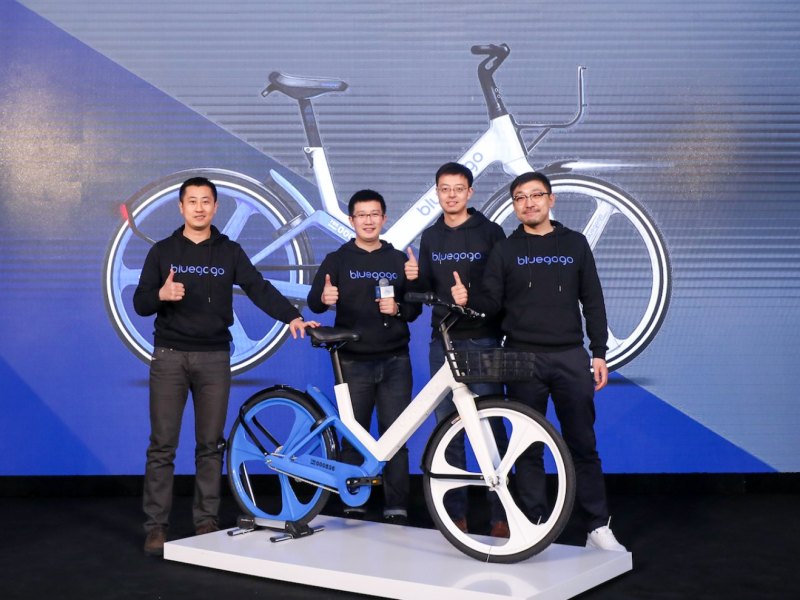 Das Team von Bluegogo bei einer Präsentation der Fahrräder