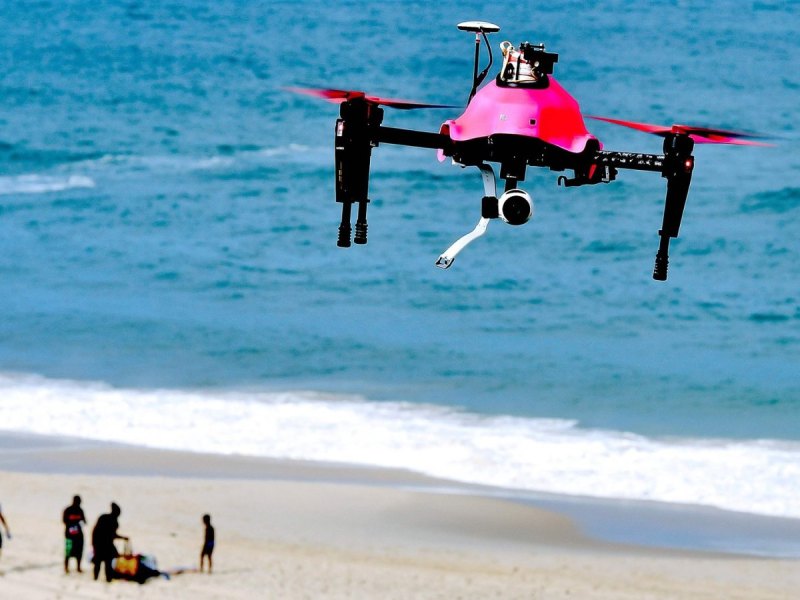 Drohne fliegt über einen Strand