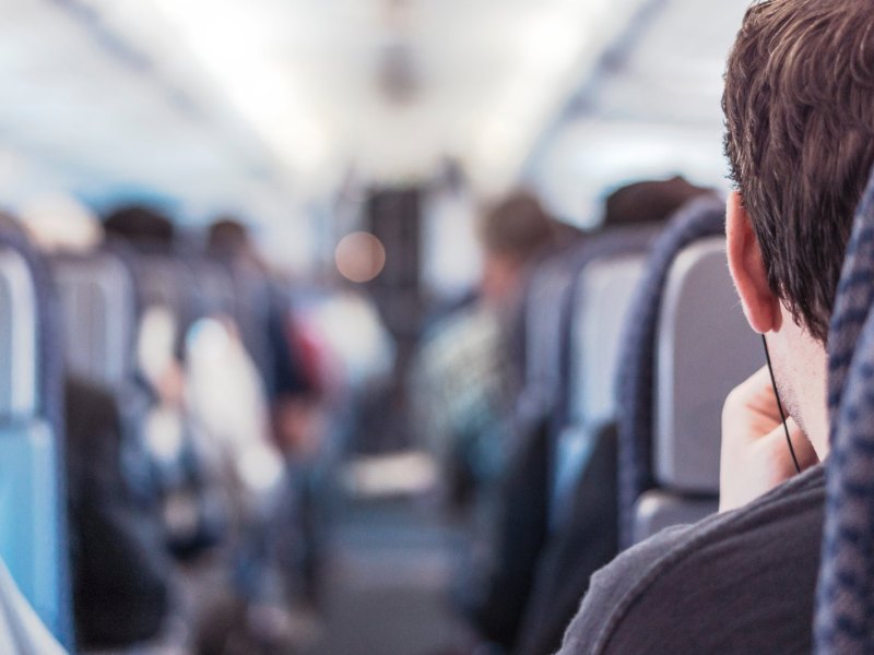 Mann sitzt im Flugzeug.