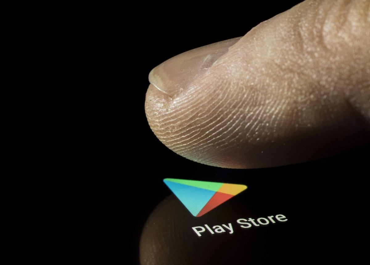 Finger drückt auf Play Store Icon