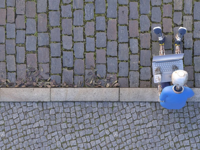 Ein Roboter tippt auf einem Laptop