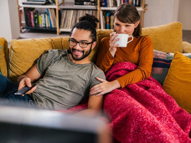 Zwei Personen auf einer Couch