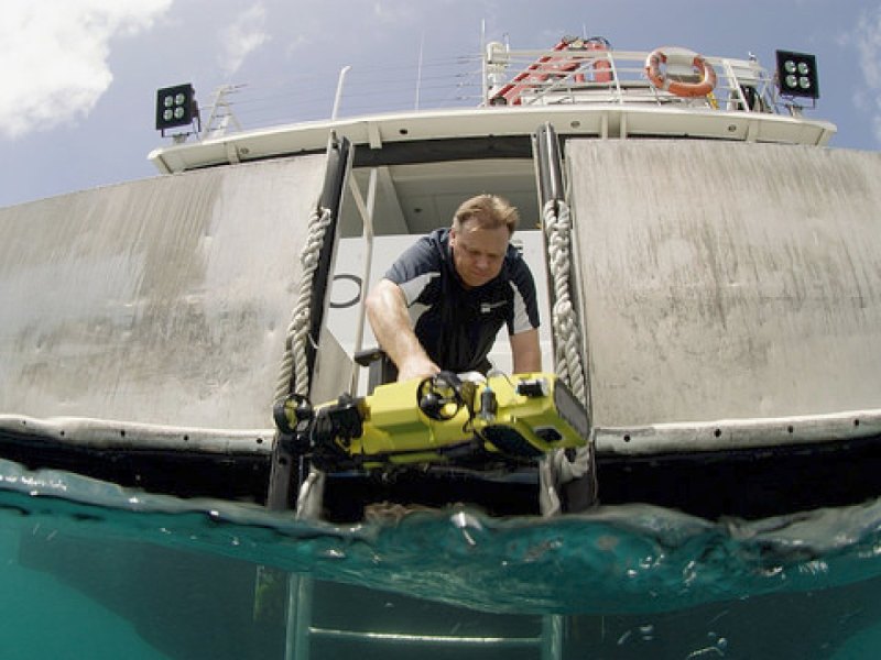 Professor Matthew Dunbabin (QUT) mit einem RangerBot