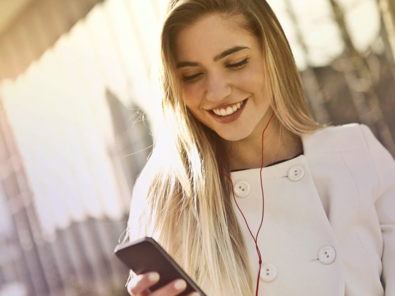 Eine Frau schaut auf ihr Smartphone