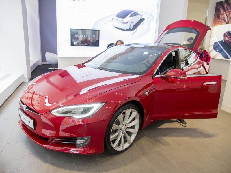 Tesla Model S in einem Showroom