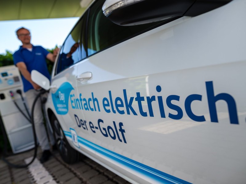 VW e-Golf beim Tanken