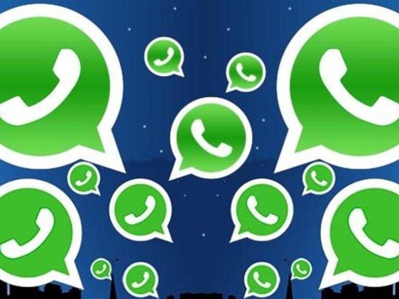 WhatsApp-Icons vor einem blauen Hintergrund.