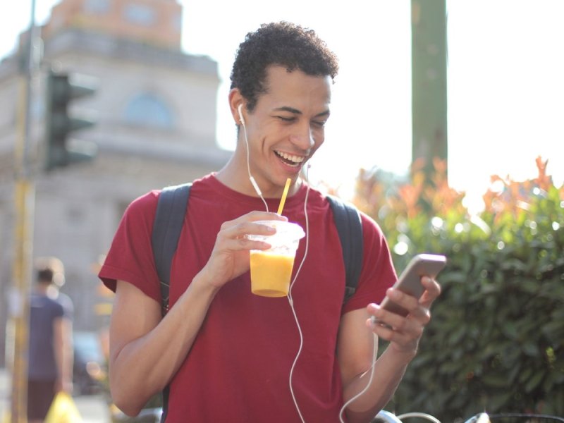 Mann mit Smartphone und Kopfhörern