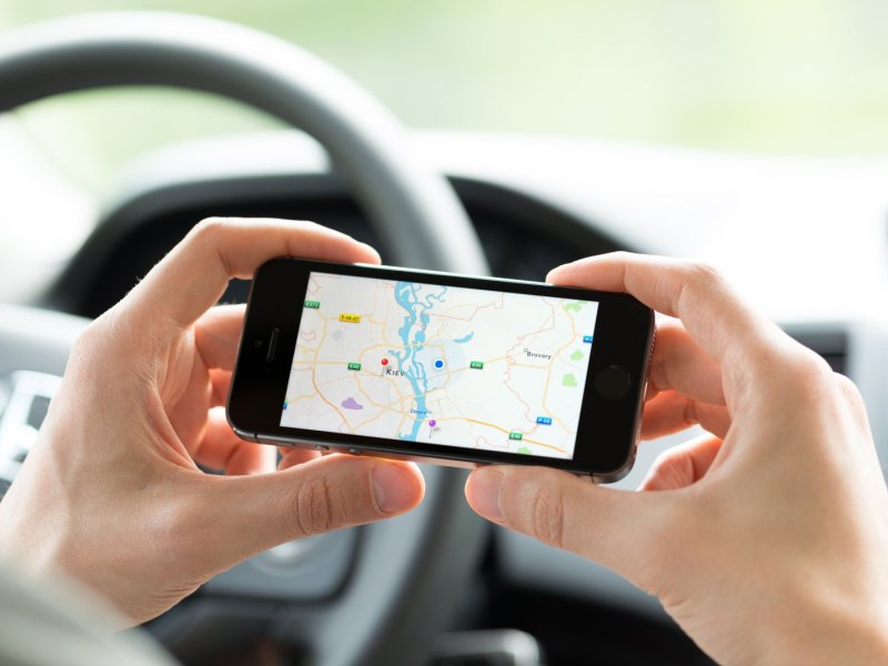 Apple Maps auf dem Handy im Auto