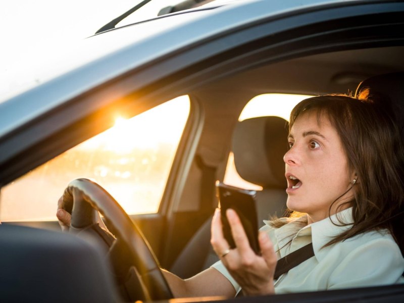 Frau am Steuer geschockt