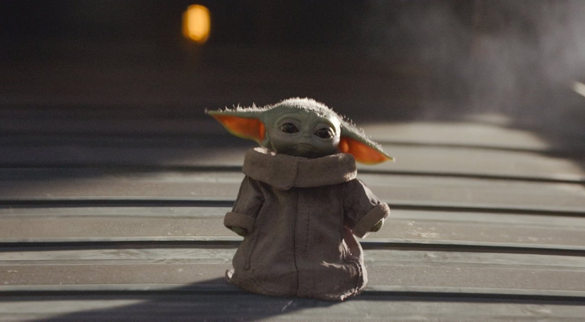 Baby Yoda guckt traurig.