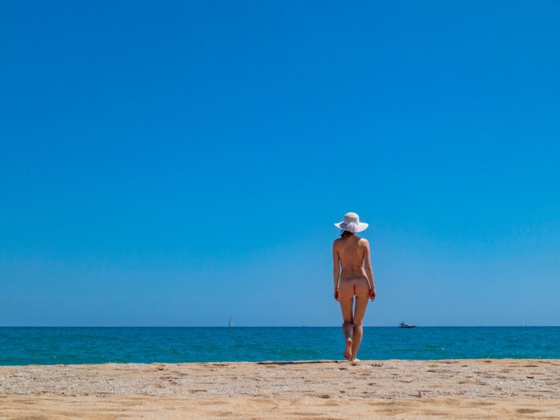 frau nackt am fkk strand