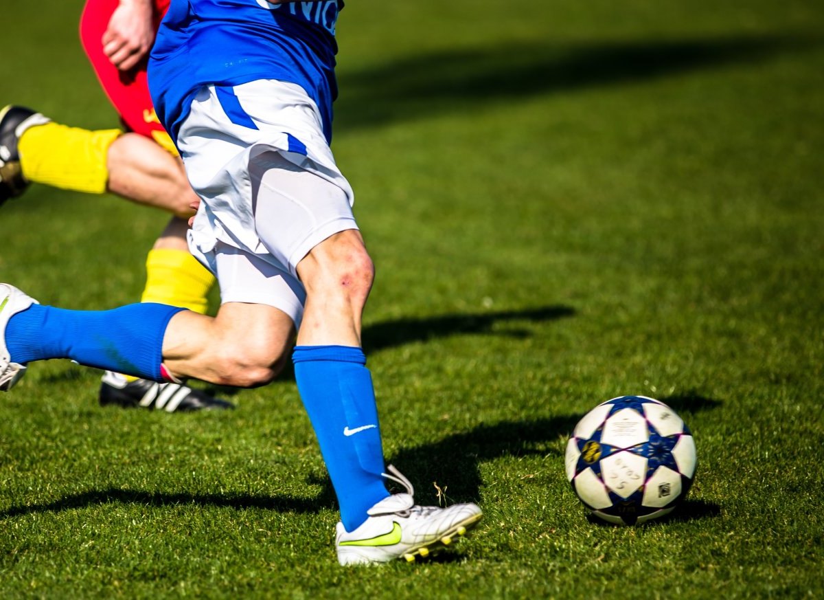 Zwei Spieler auf einem Fußballplatz.