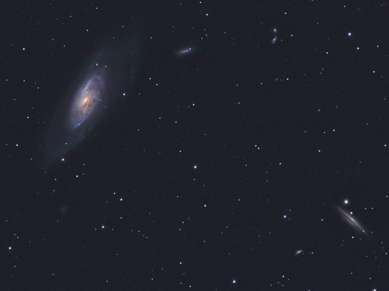 Galaxie M106 (oben links) und NGC 4217 (unten rechts).