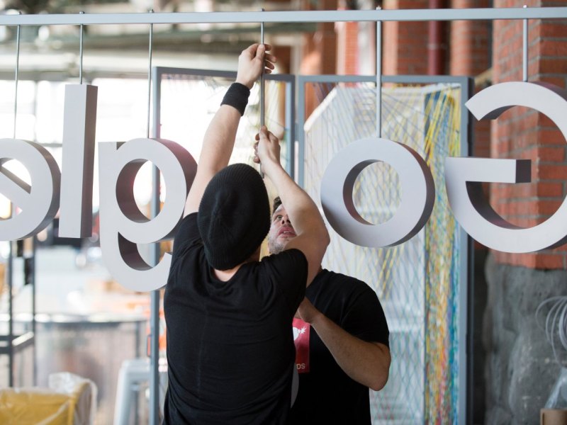 Das Logo von Google wird am 01.05.2016 während der Aufbauarbeiten der re:publica in Berlin an einem Stand angebracht.