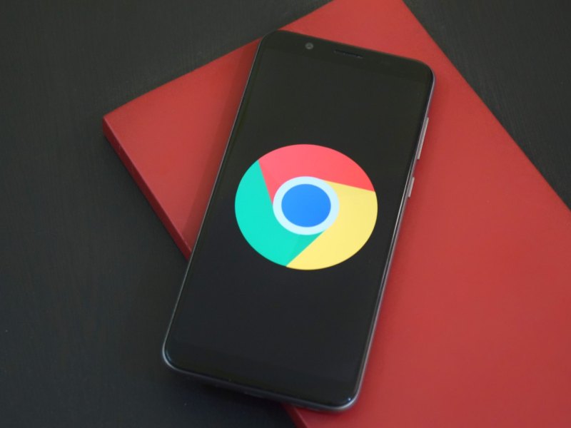 Smartphone mit Chrome-Symbol