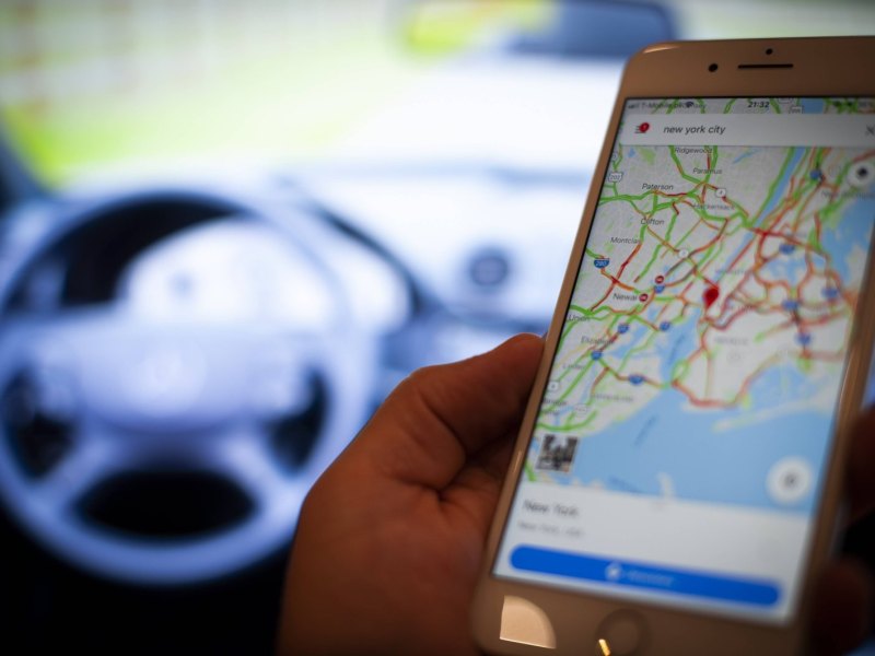 Google Maps-App auf einem Smartphone im Auto.