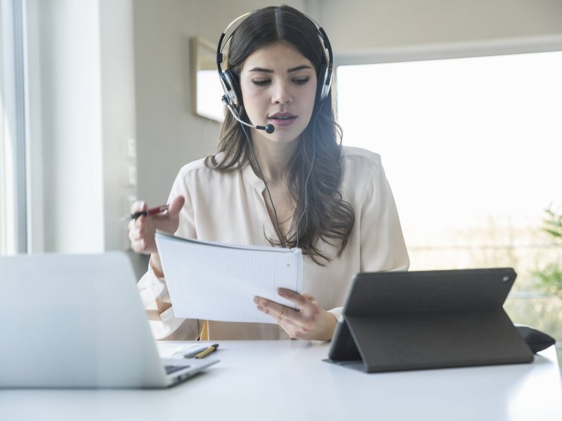 frau mit headset