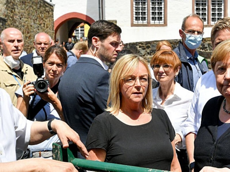 Angela Merkel (r.) und Armin Laschet (l.) im Hochwassergebiet