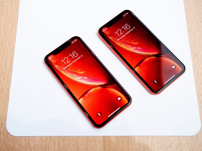 Zwei Modelle des iPhone Xr