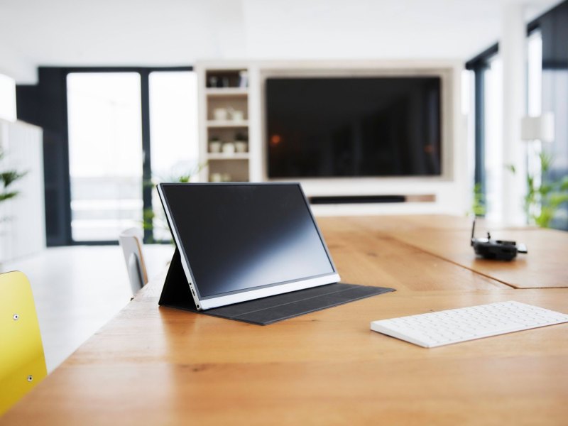 Tablet mit Schutzhüllen- und Bluetooth-Tastatur.