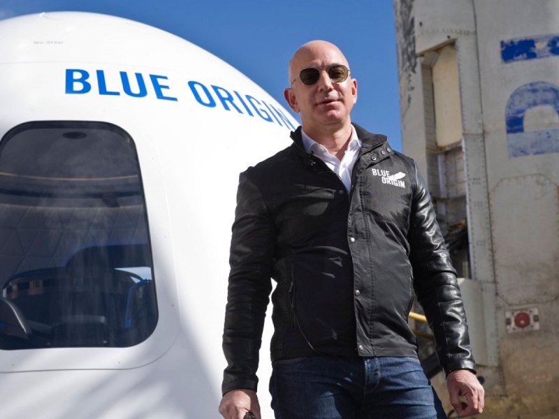 Jeff Bezos vor einer Blue Origin-Rakete.