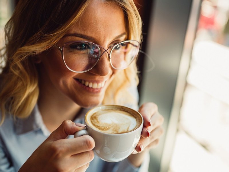 Frau trinkt Kaffee.