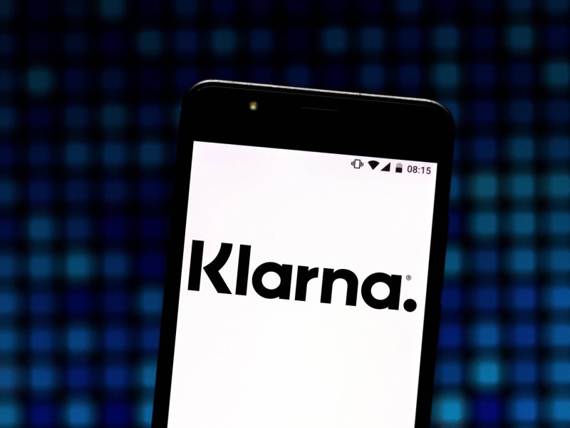 Klarna-Logo auf dem Handy