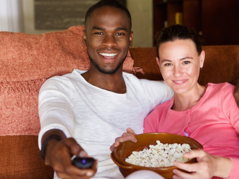 Mann und Frau vor dem TV.