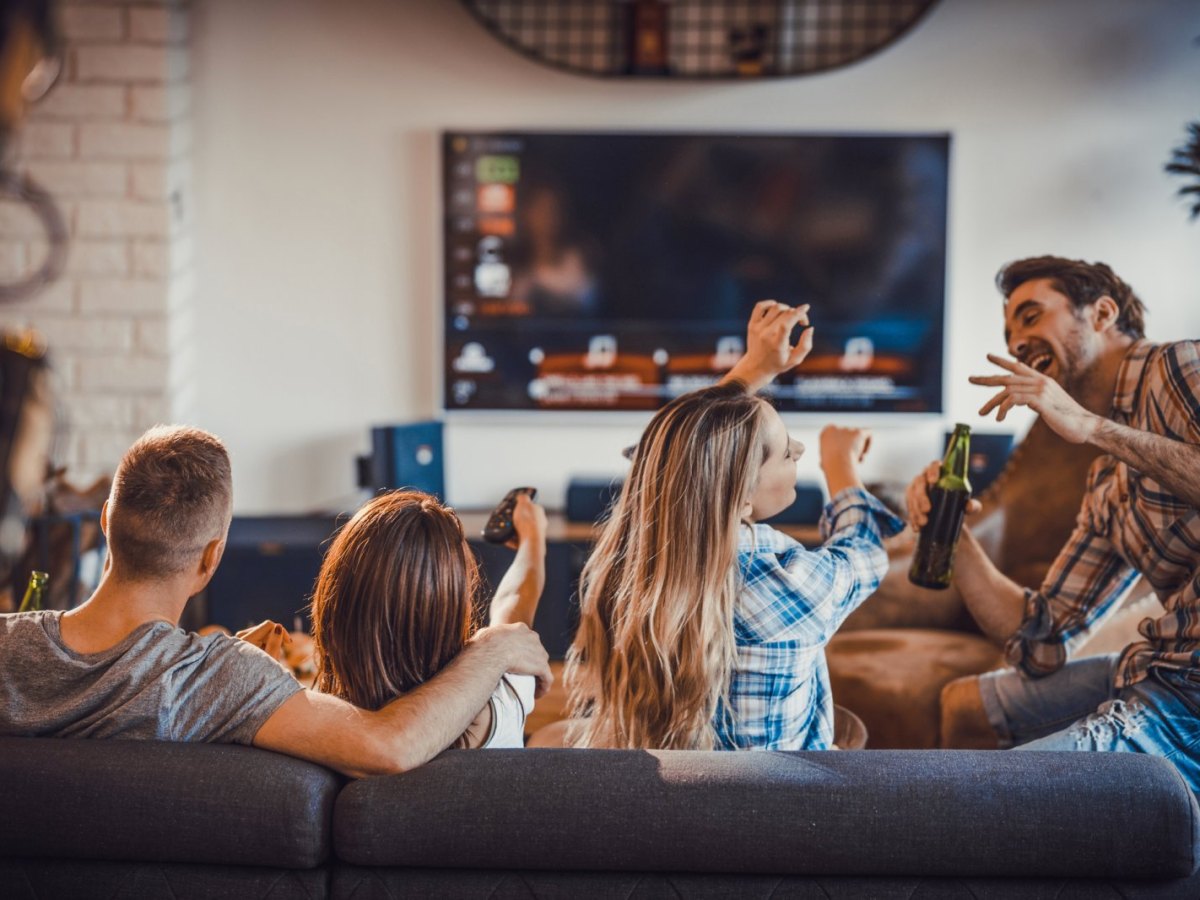 Menschen vor einem Fernseher