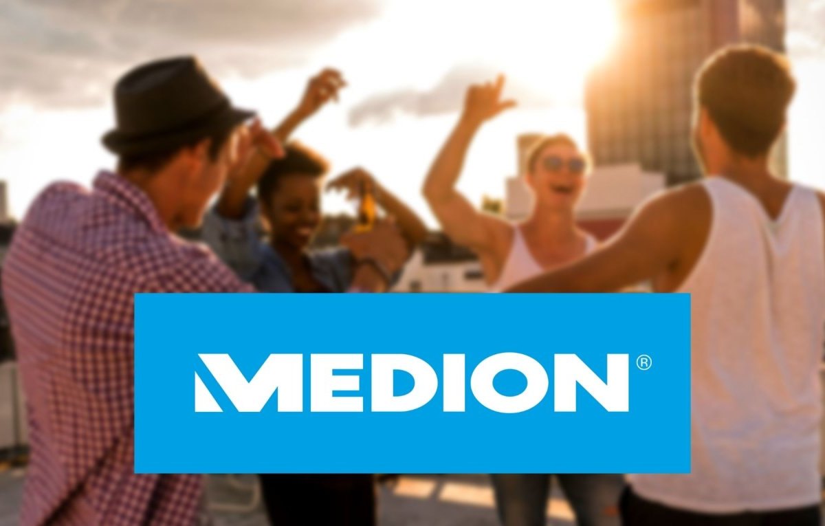 Medion-Logo vor tanzenden Menschen