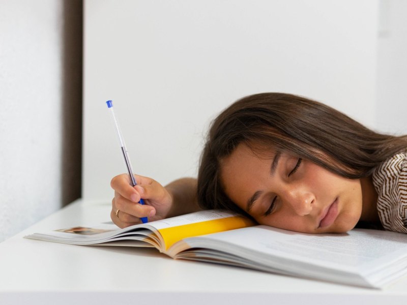 studentin beim lernen eingeschlafen