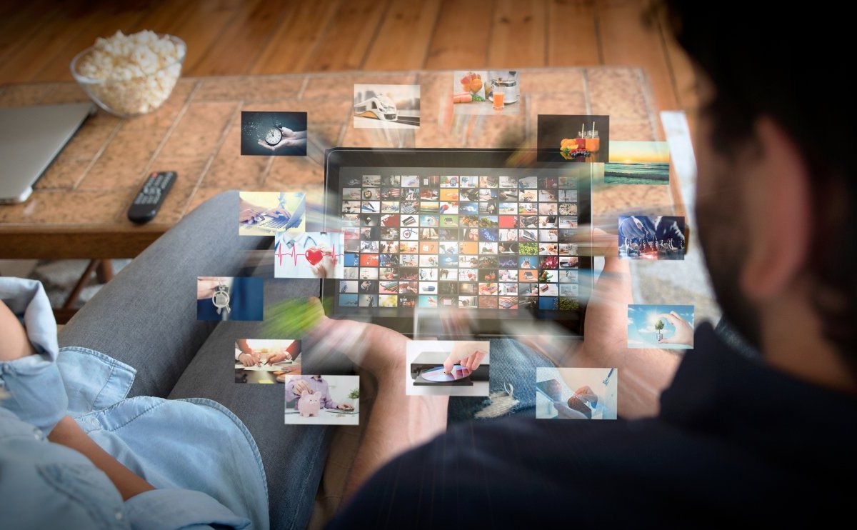 Zwei Menschen mit einem Tablet