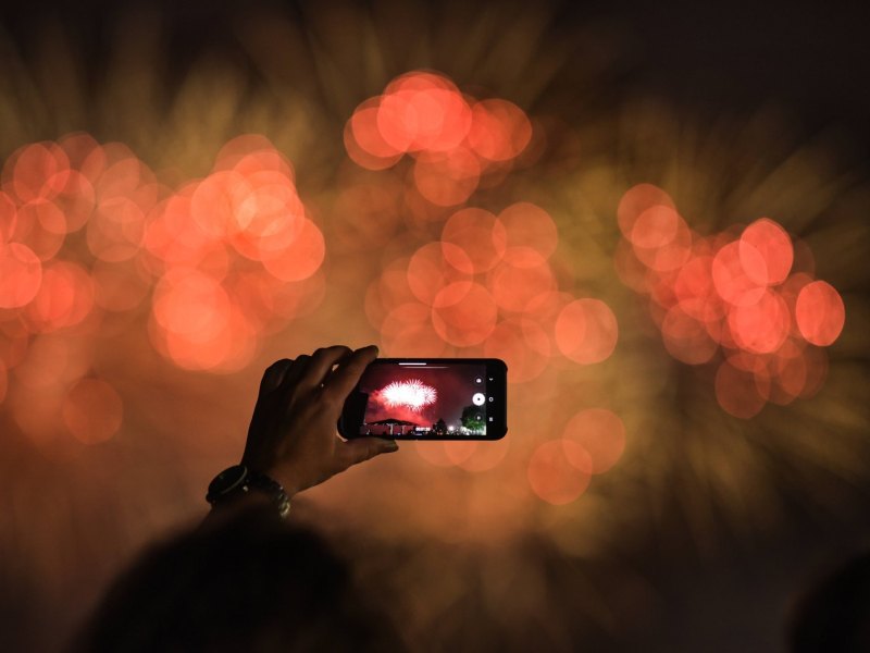 Handy vor Silvester Feuerwerk