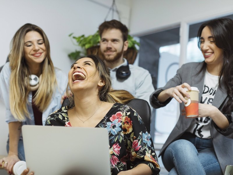 Junge Menschen im Büro