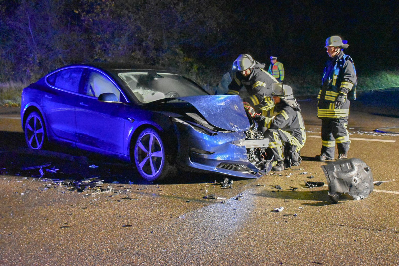 Tesla-Autopilot Trägt Möglicherweise Schuld An Tragischem Unfall ...