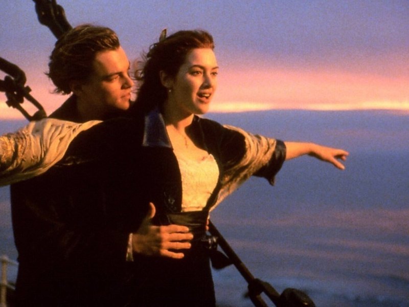 Leonardo DiCaprio (Jack) steht hinter Kate Winslet (Rose)