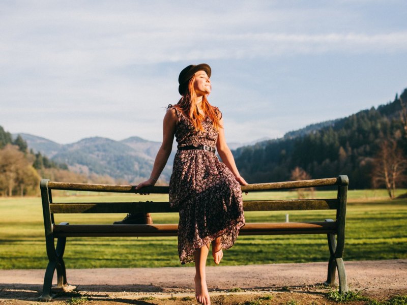 Frau im Freien in der Sonne