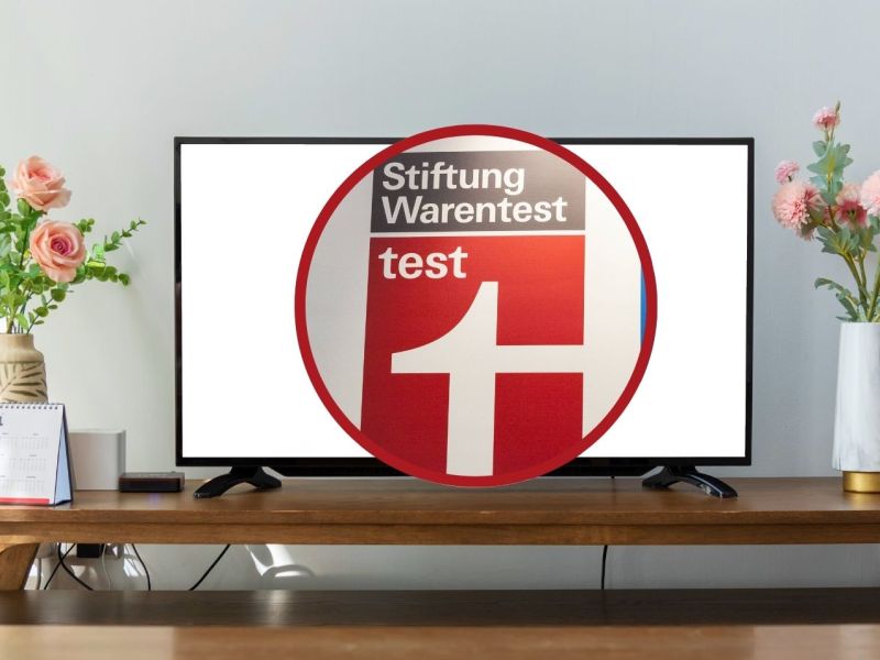 Fernseher mit Stiftung Warentest-Logo.