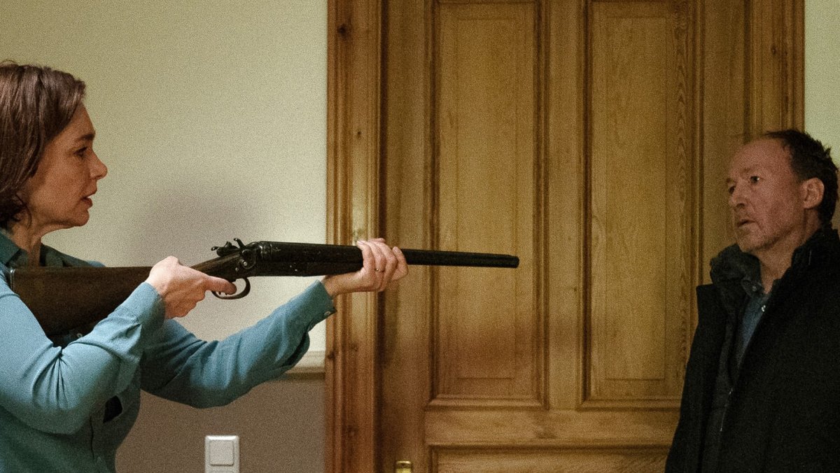 "Neben der Spur: Die andere Frau": Olivia (Aglaia Szyszkowitz) bedroht Joe (Ulrich Noethen) mit einem Gewehr