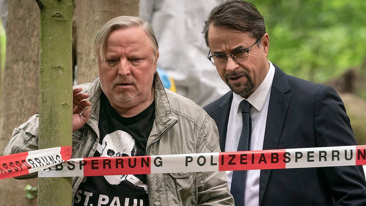 "Tatort: Des Teufels langer Atem": Kommissar Thiel (Axel Prahl) trifft mit Professor Boerne (Jan Josef Liefers) am Tatort ein.. © WDR/Molina Film/Thomas Kost