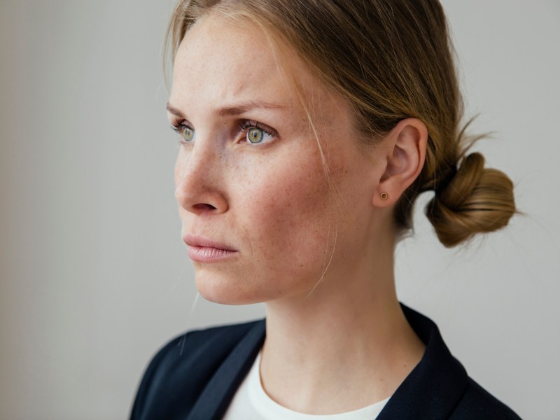 Frau mit ernstem Blick und starrem Kopf.