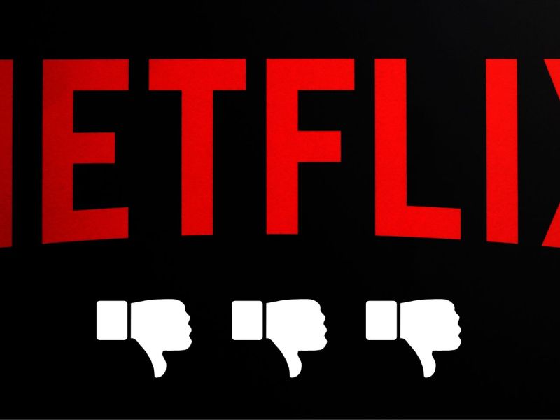 Netflix-Logo mit drei "Daumen runter"-Symbolen