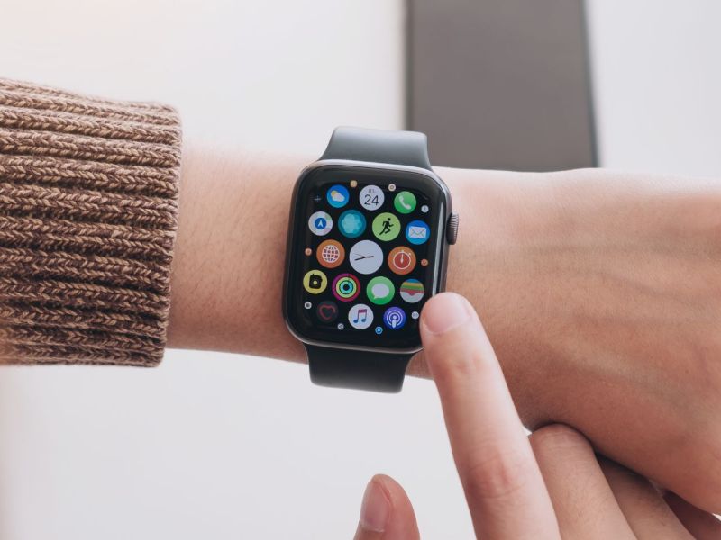 Person mit einer Apple Watch Sport am Handgelenk.