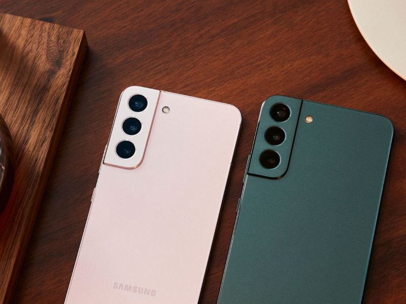 Samsung Galaxy S22 und S22 Plus liegen auf einem Tisch