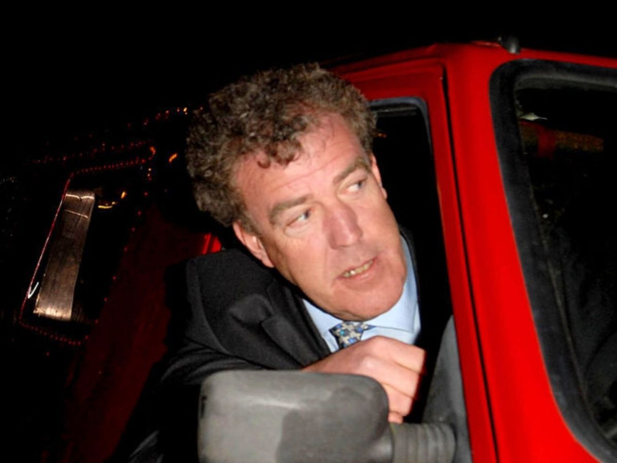 Jeremy Clarkson lehnt sich aus einem Auto